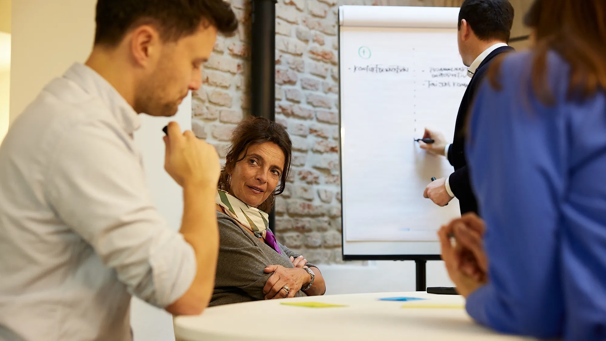 Teilnehmende diskutieren Ergebnisse in einem Meetingraum