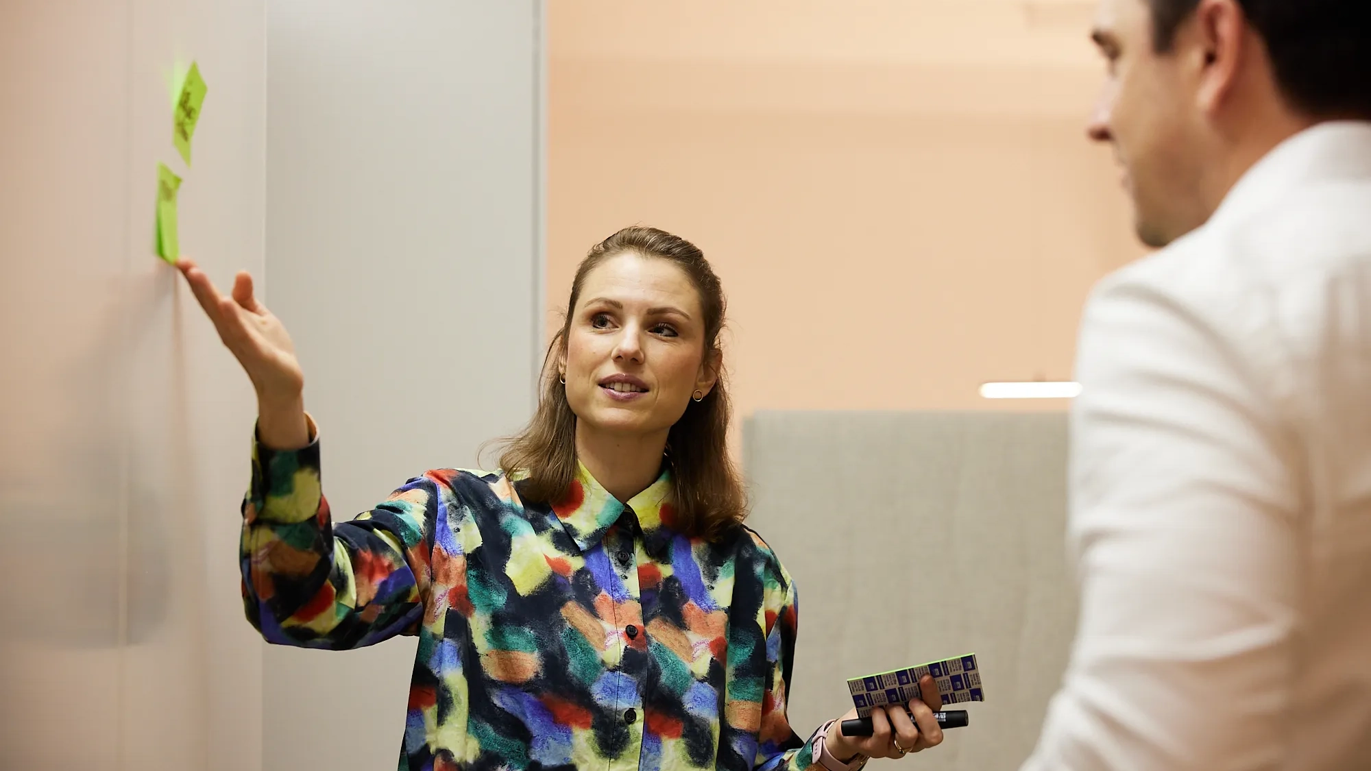 Beraterin präsentiert Konzept mit Post-its im Workshop