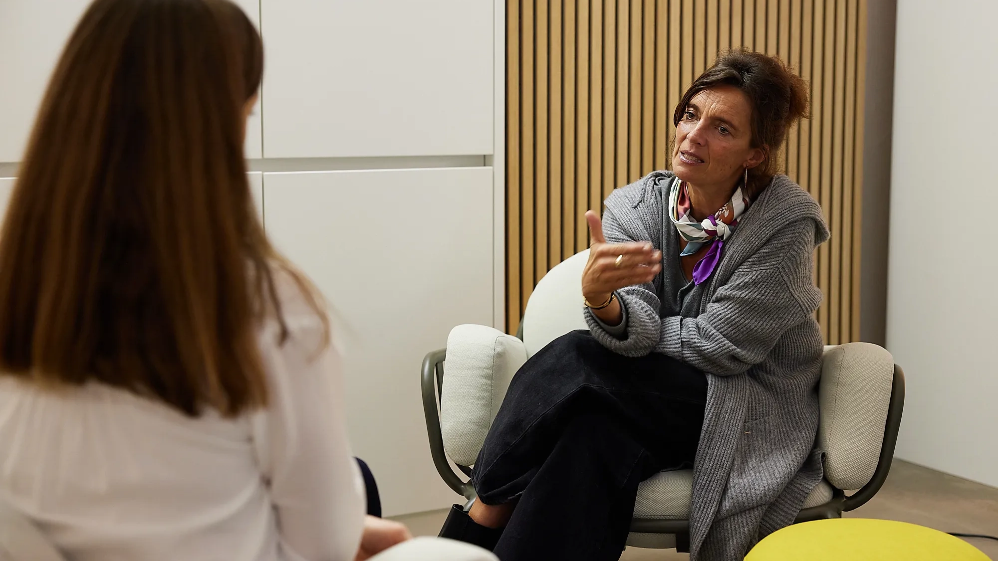 Coach im Gespräch mit Teilnehmerin in einer Beratungssituation