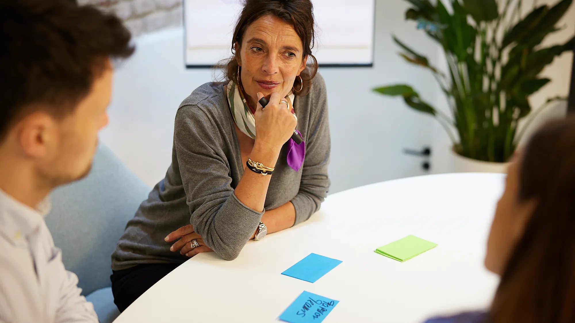 Teamcoaching im Unternehmen – Führungskraft im Coachinggespräch mit Teambuilding Coach