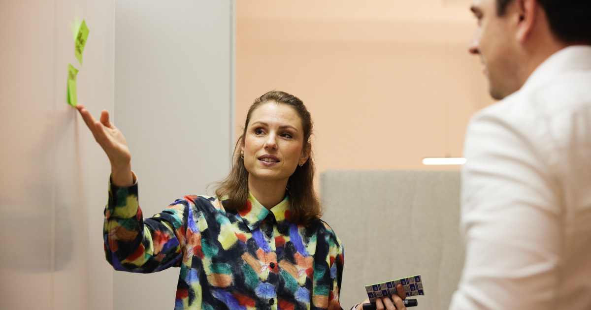 Beraterin präsentiert Inhalte auf Post-Its