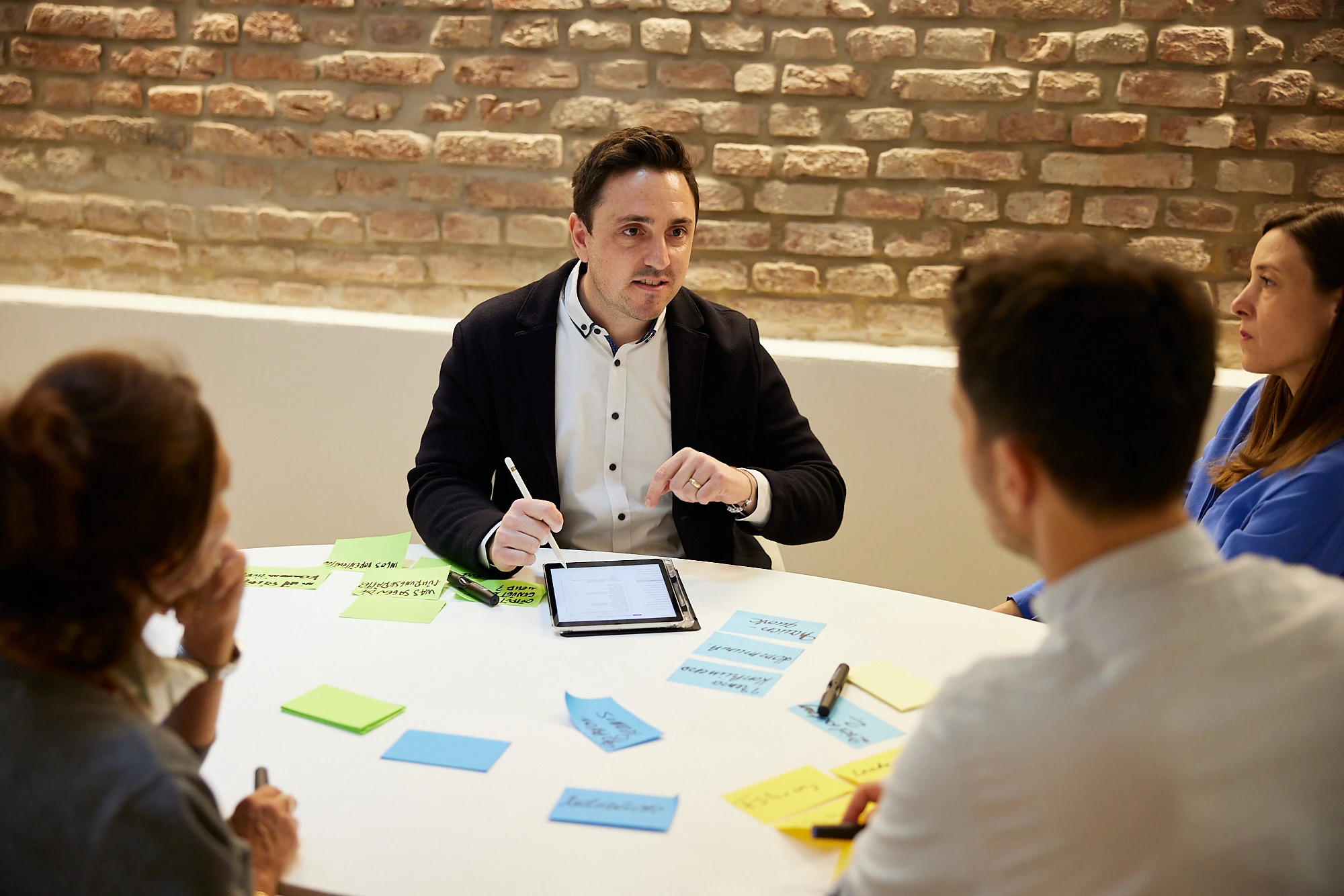 Berater führt Gruppe durch Change Management Training und erklärt Methoden