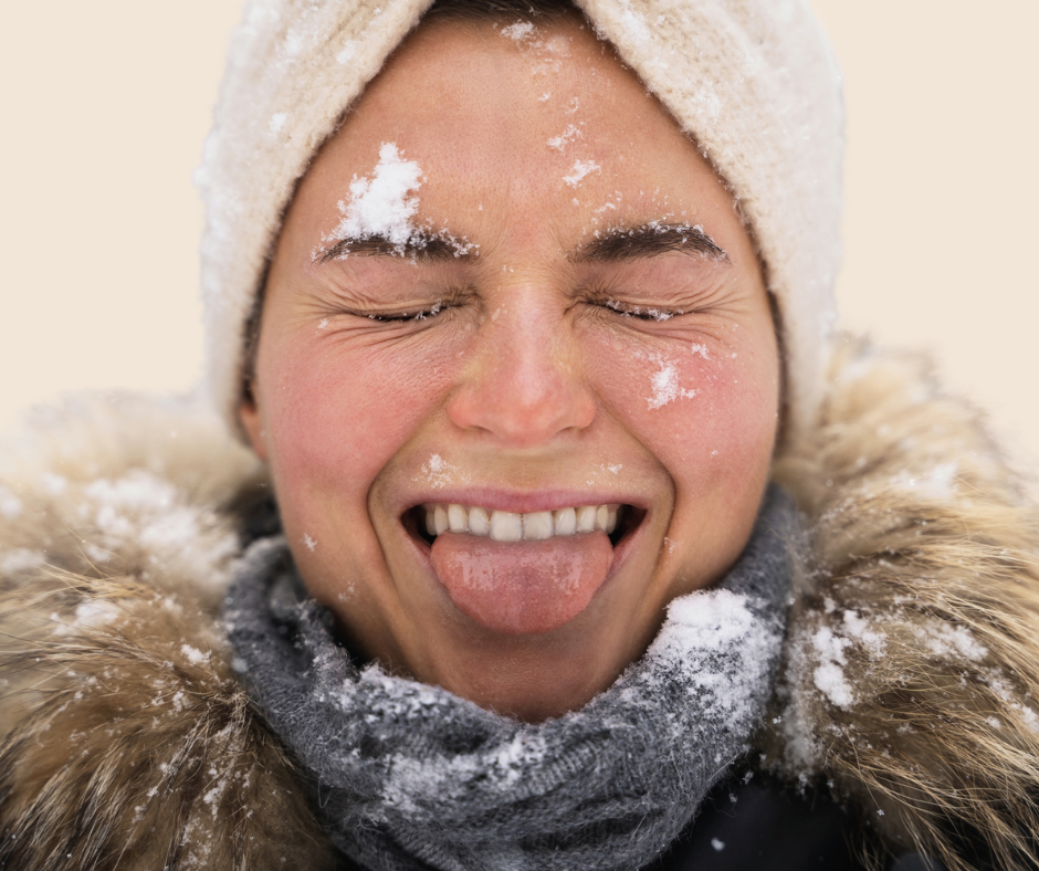 Cara de mujer con nieve. Invierno. Tratamientos faciales