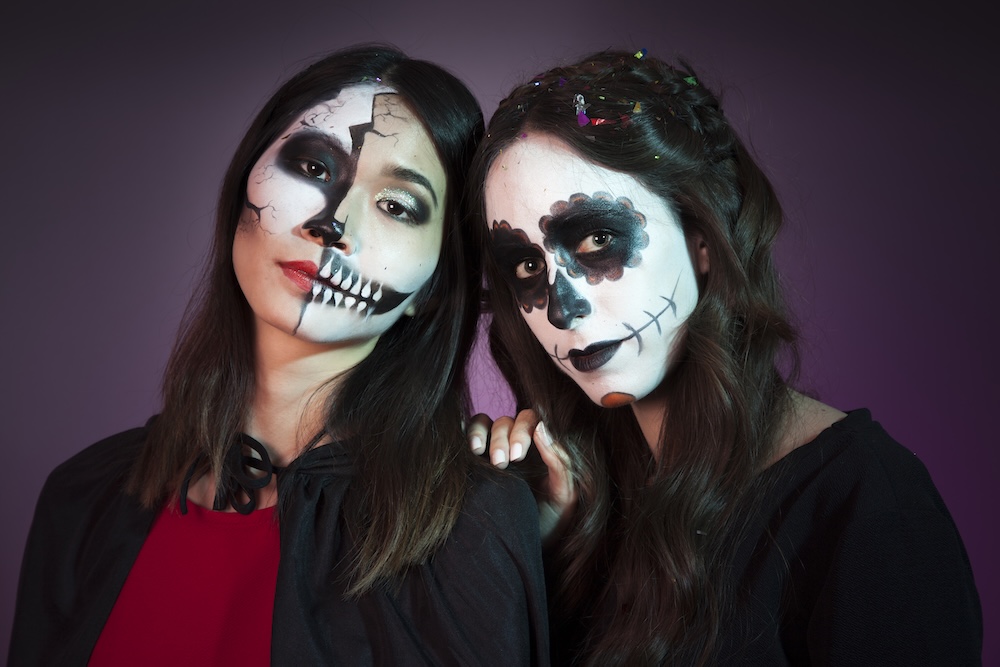 Dos mujeres con makeup halloween fiesta personajes terror maquilladas