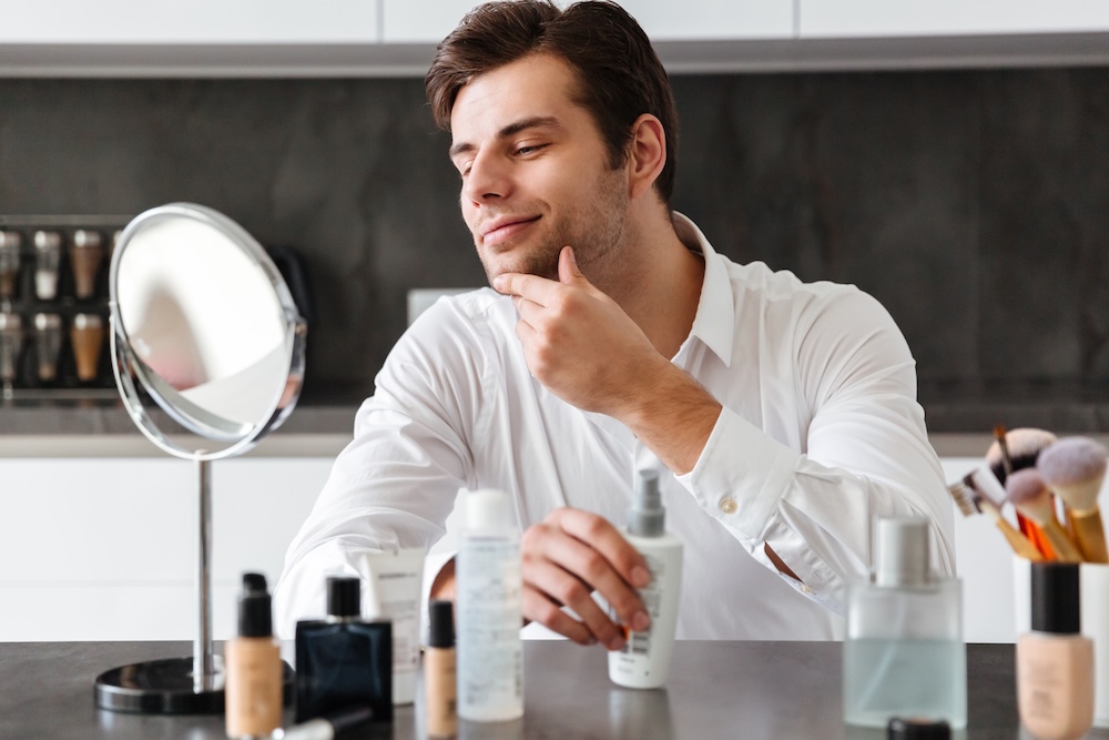 Hombre aplicando cuidados faciales previos a maquillaje de halloween