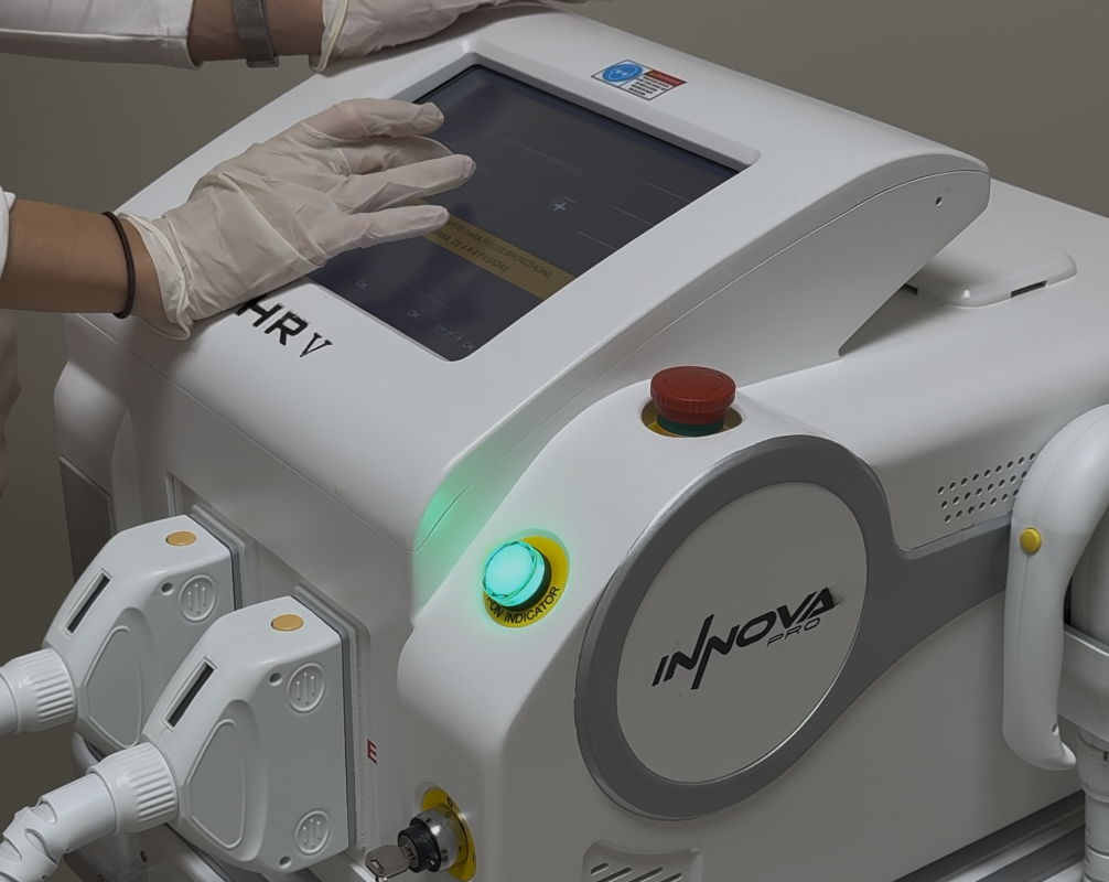 Especialista manipulando láser SHR depilación definitiva Clínica Vyctoria Logroño