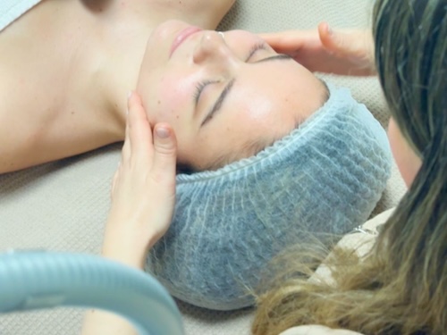 Tratamiento LPG facial en frente con tecnología Ergolift para estimular producción de colágeno y elastina