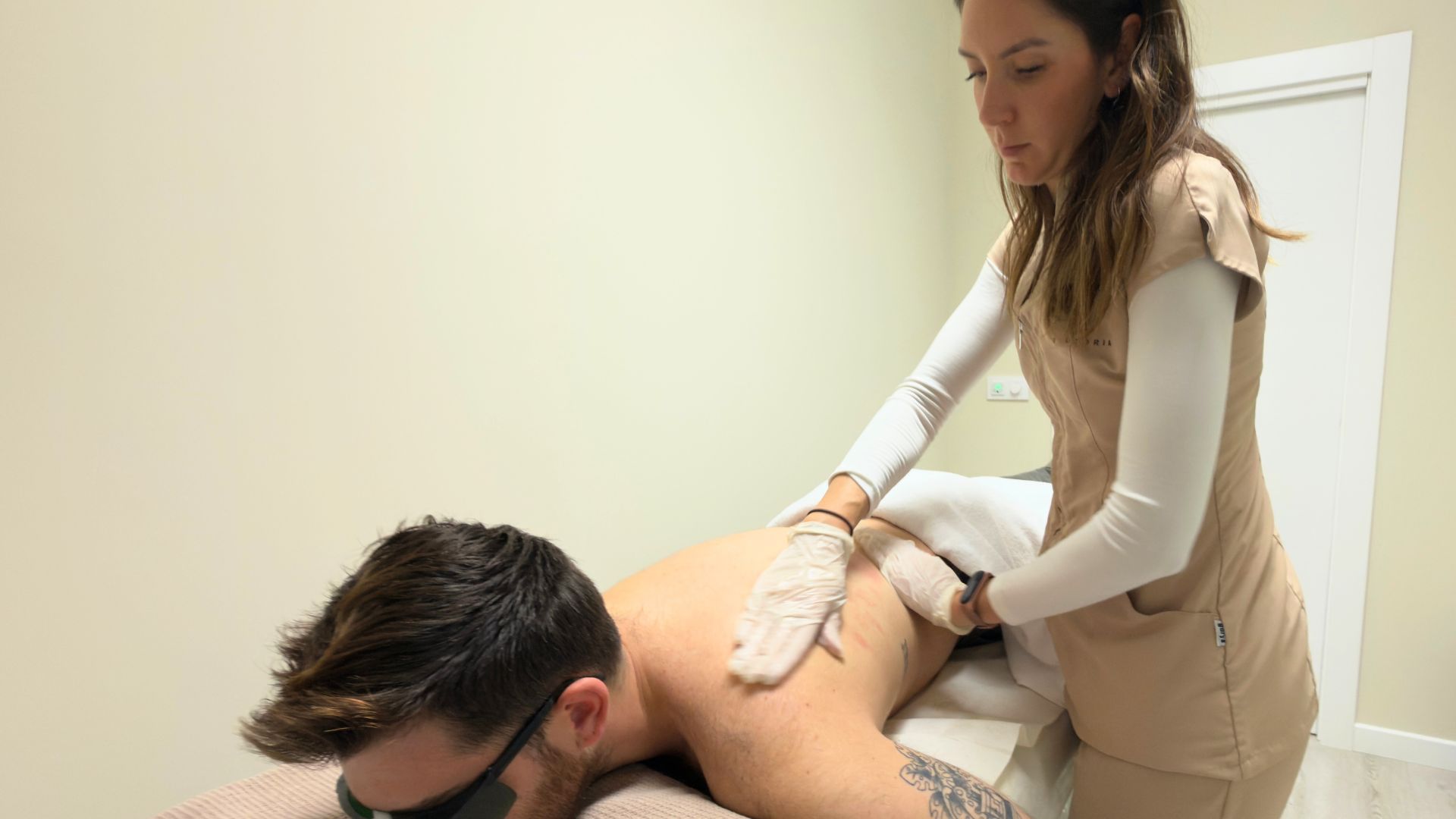 Paciente relajado recibiendo tratamiento facial profesional con aparatología avanzada en Vyctoria