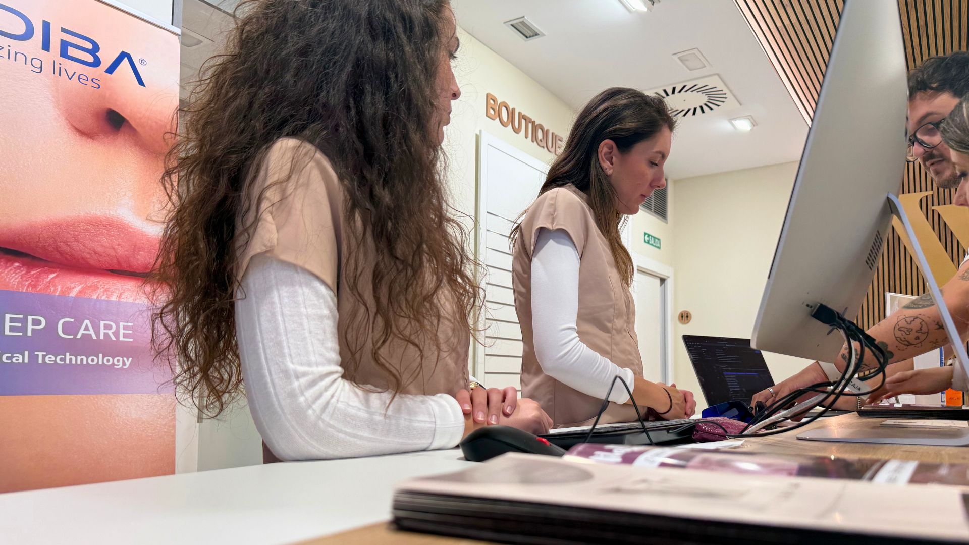 Consulta de medicina estética con especialista y cliente revisando opciones de tratamiento Indiba