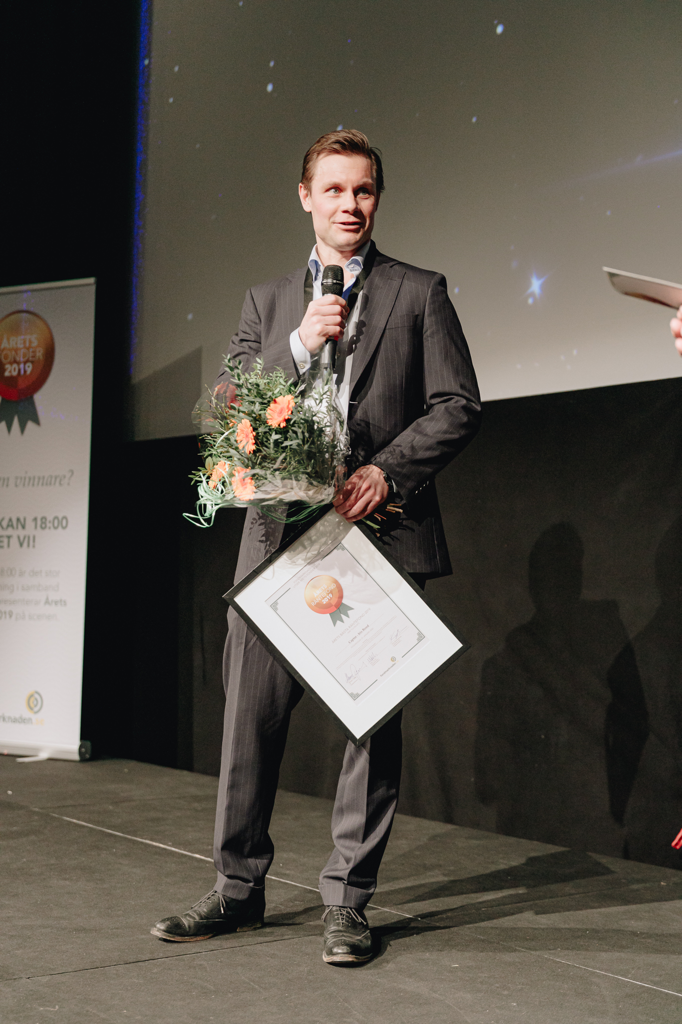 Förvaltare Daniel Karlgren tar emot pris för Årets Räntefond 2019