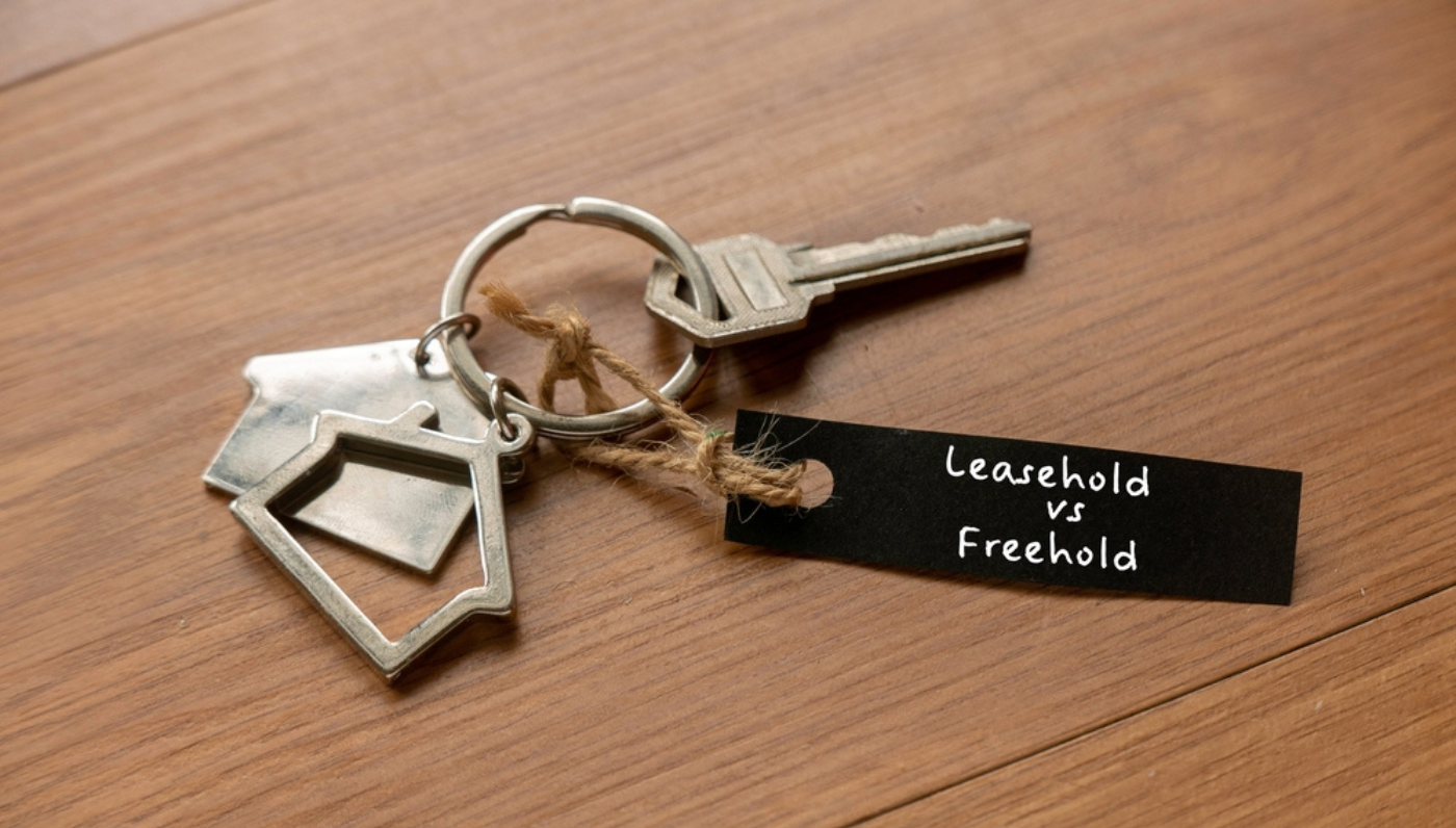 House keys with Leasehold vs Freehold tag representing property tenure comparison in Malaysia