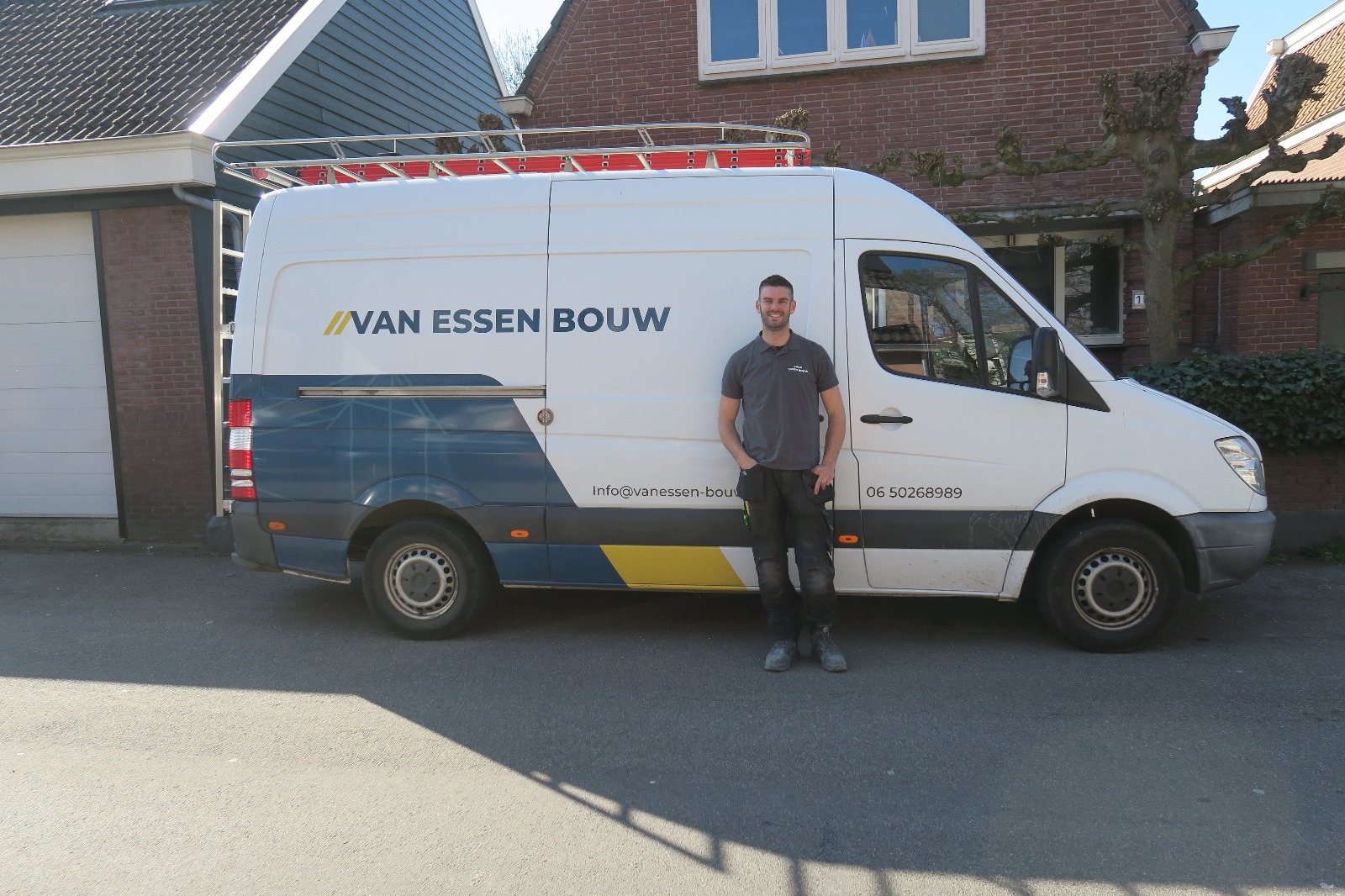 Jaap van Essen Staat voor een Van Essen Bouw bus