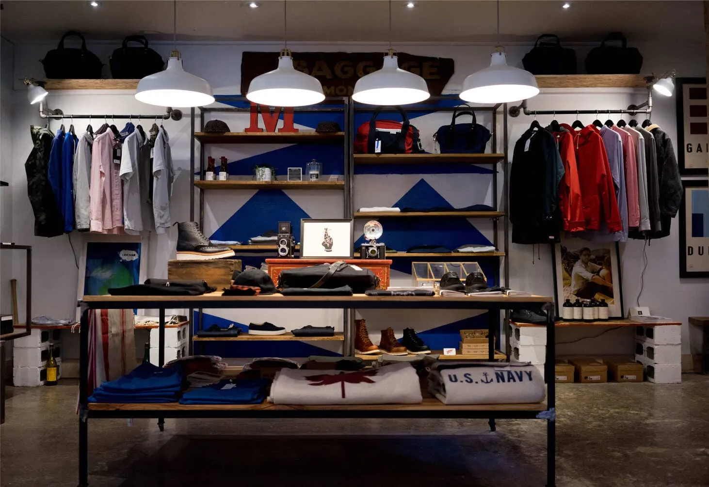 Tienda de ropa con las prendas ordenadas