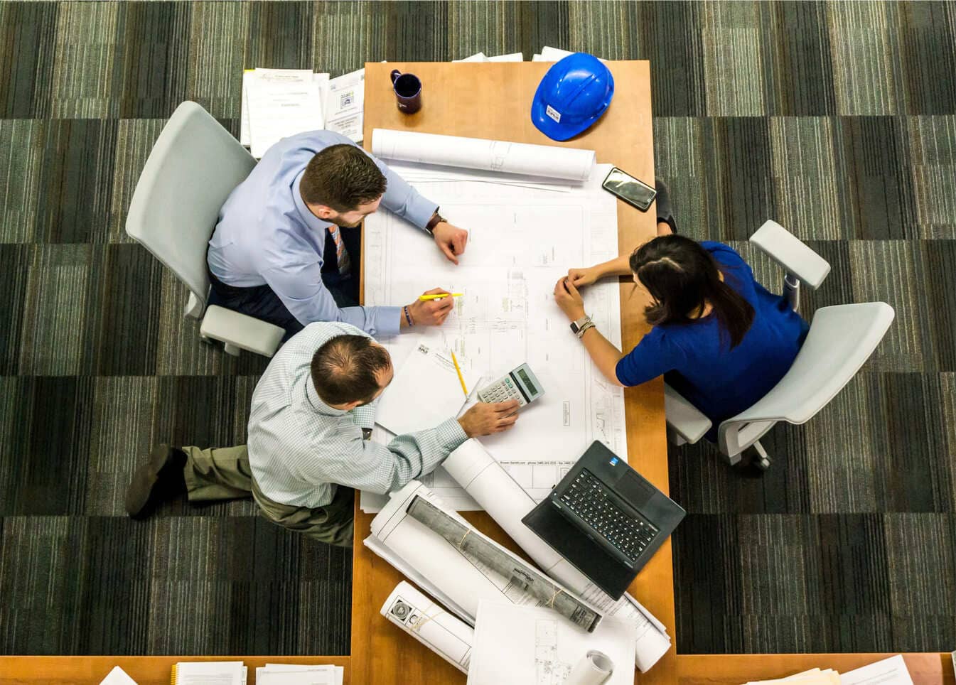Arquitectos alrededor de una mesa de proyectos
