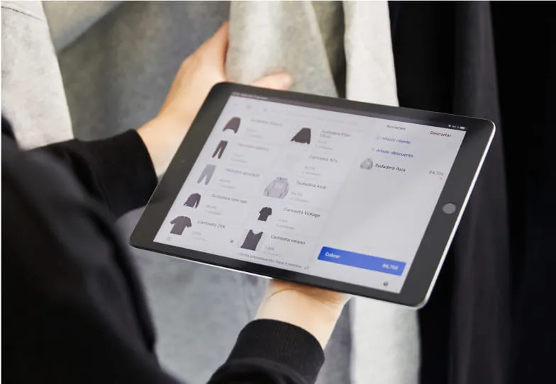Persona sosteniendo una tablet con la interfaz del TPV