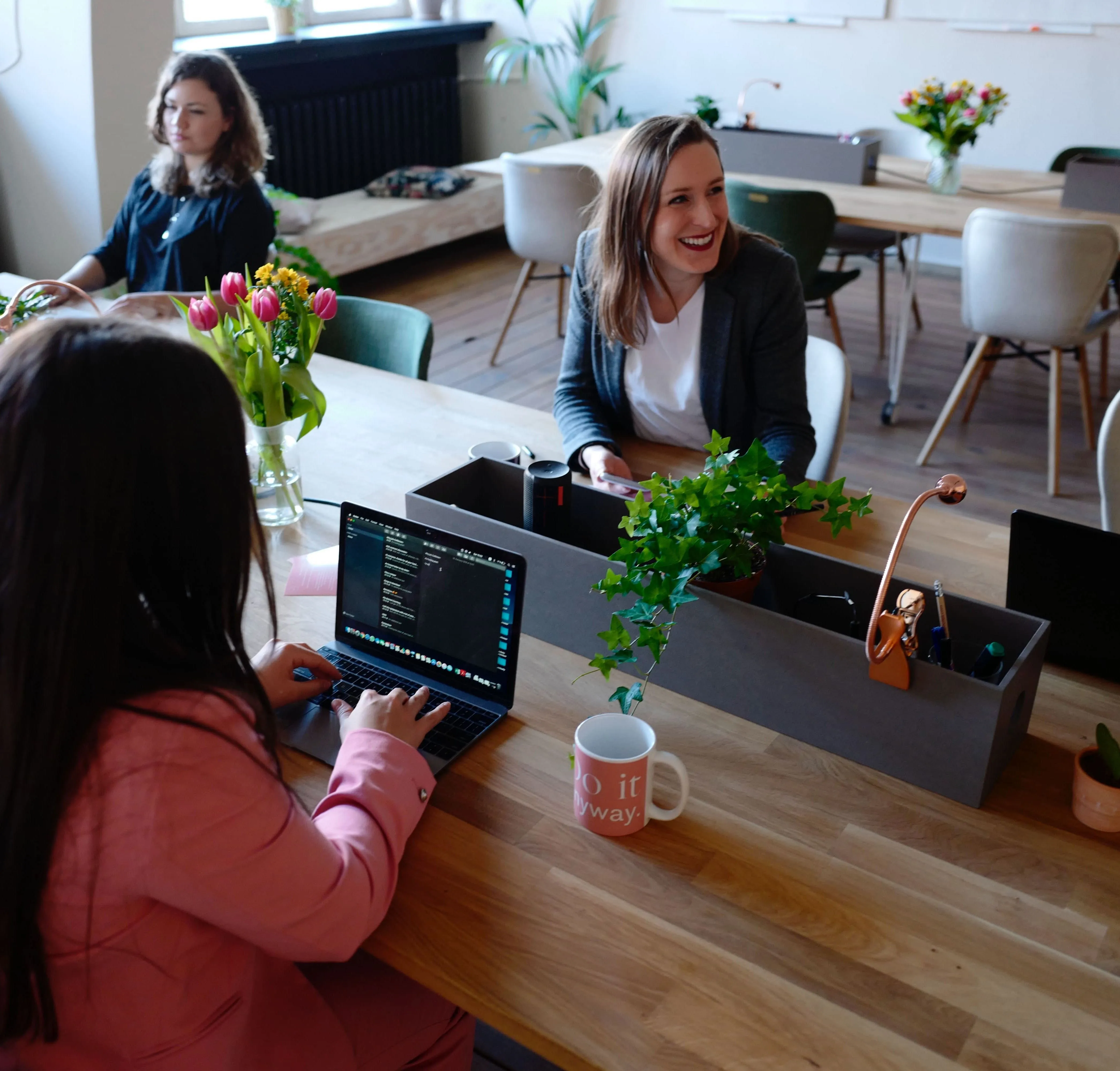 Personas trabajando en un co-working