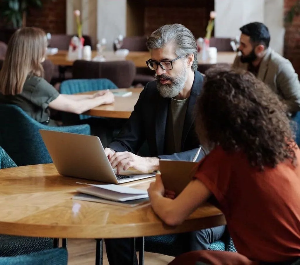 Personas trabajando en un co-working