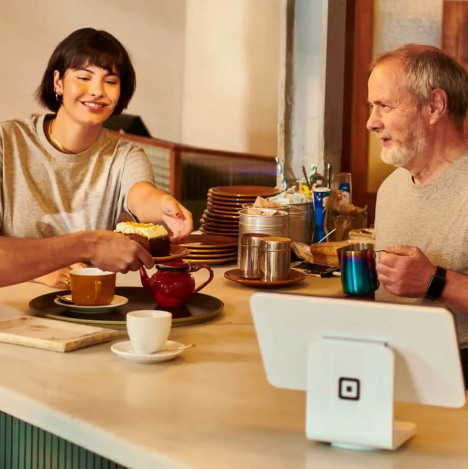 Dos personas en un restaurante