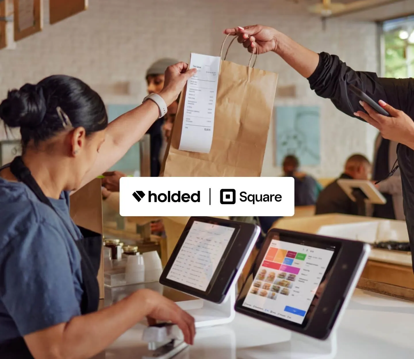 Mujer dando la cuenta en un restaurante