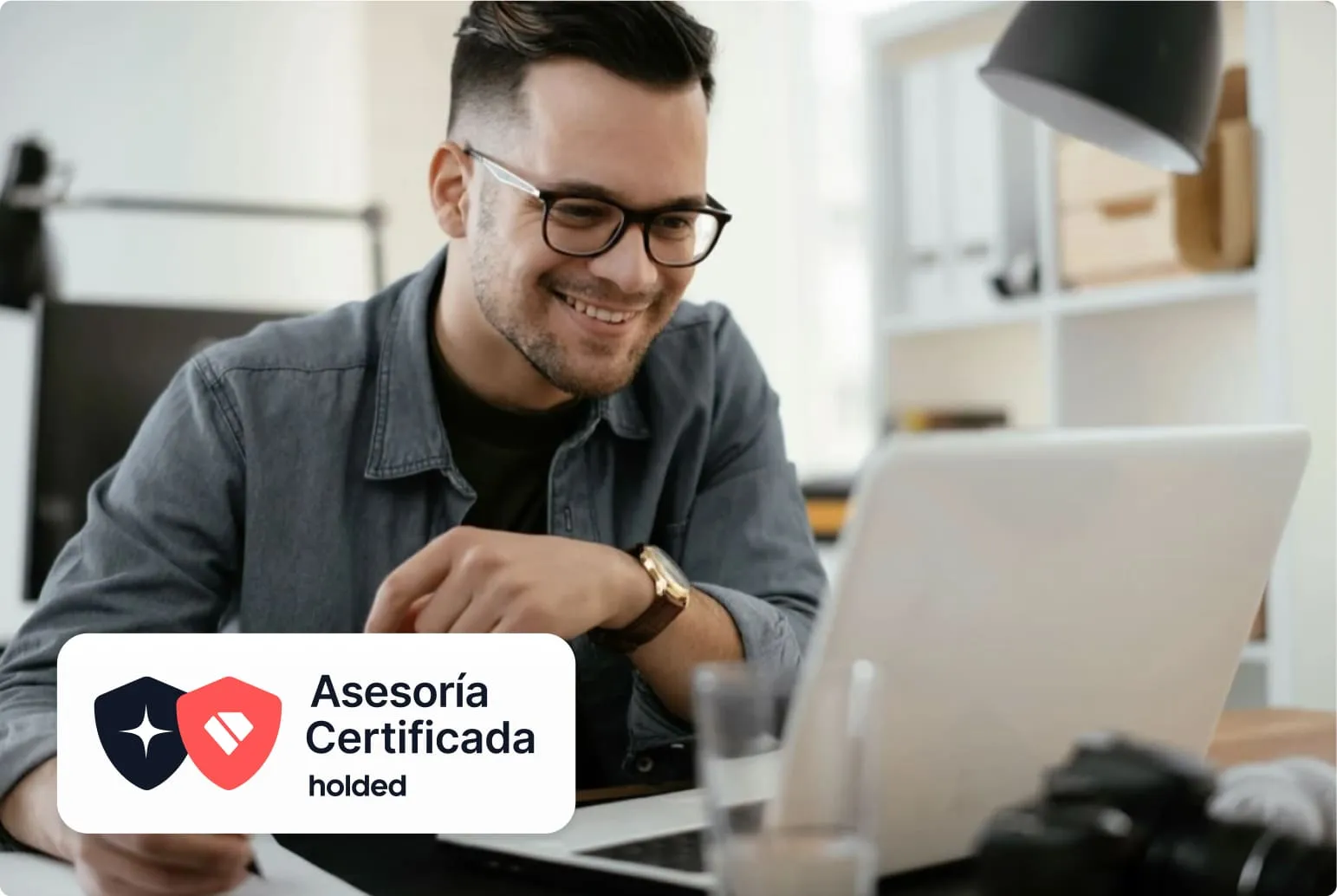 Hombre sonriendo con la insignia de Asesoría Certificada en Holded