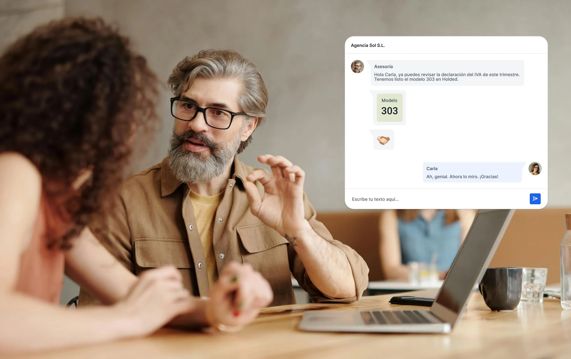 Dos personas conversando con la imagen de un chat a su lado