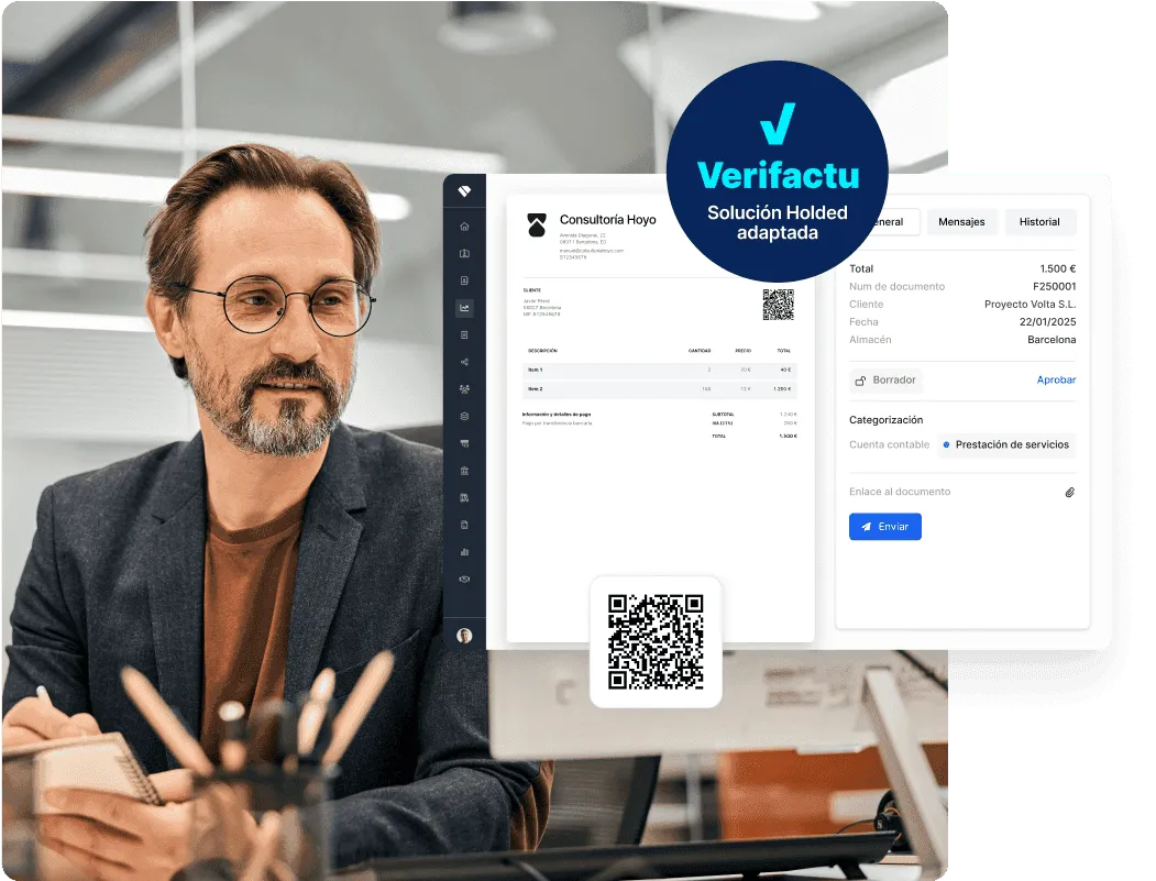 Hombre con la ilustración de una factura con QR en Holded