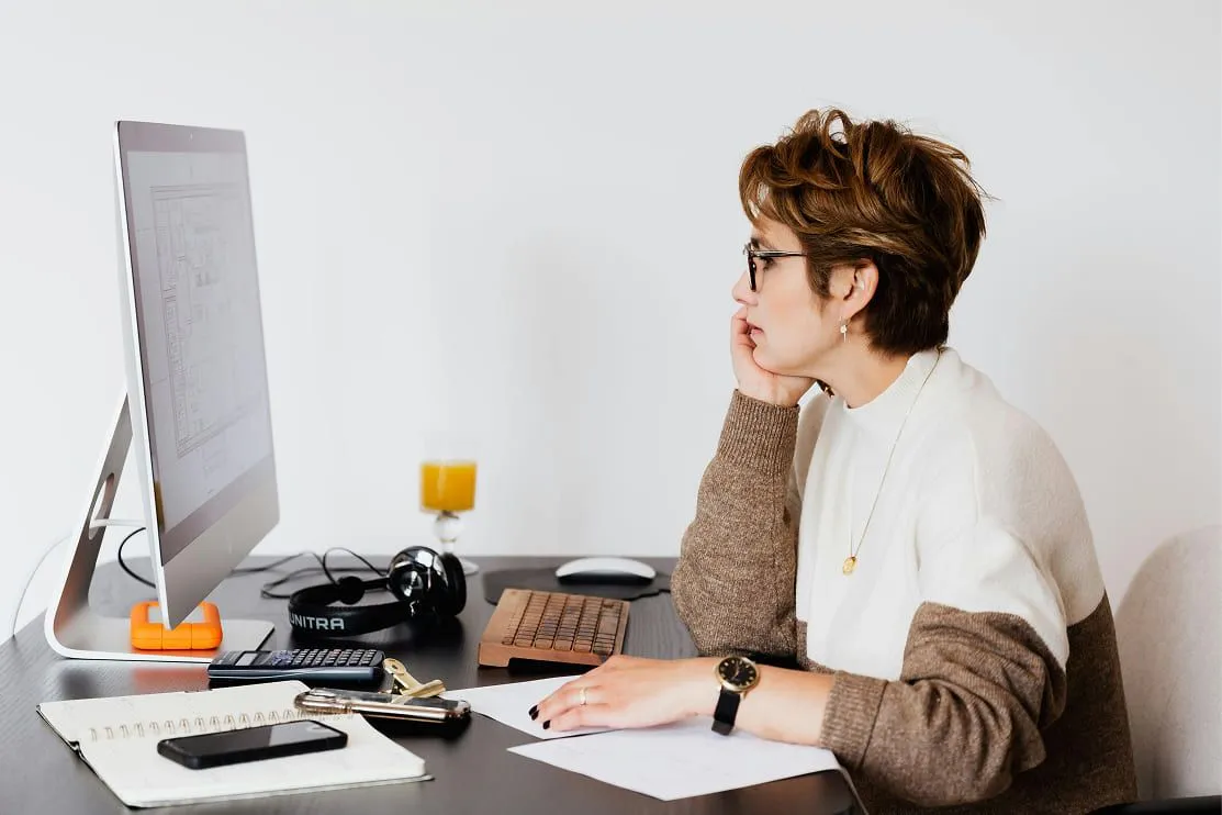 Mujer en su escritorio trabajando