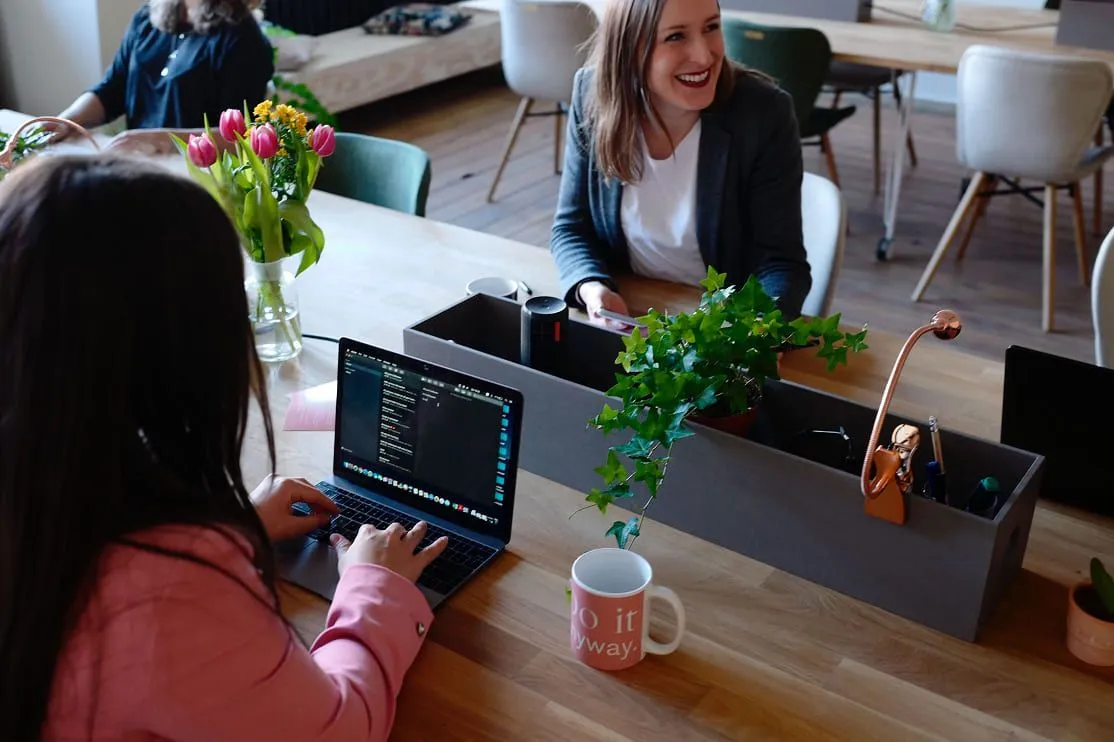 Dos personas trabajando en un co-working