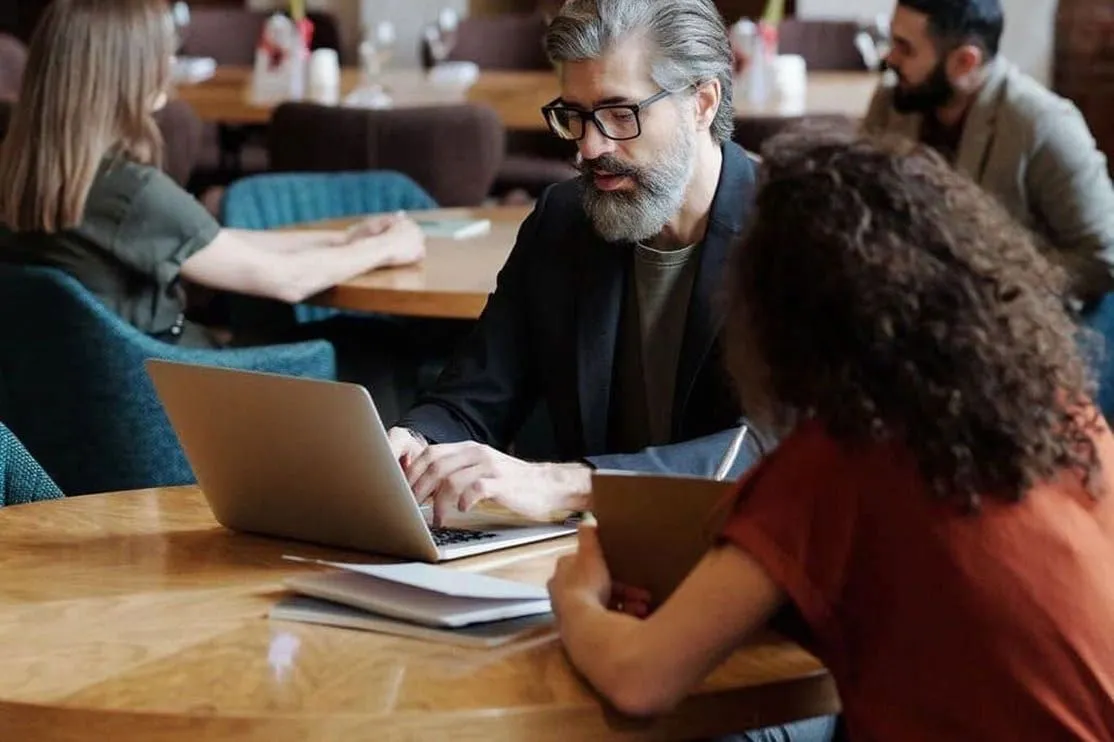 Dos personas trabajando en un co-working