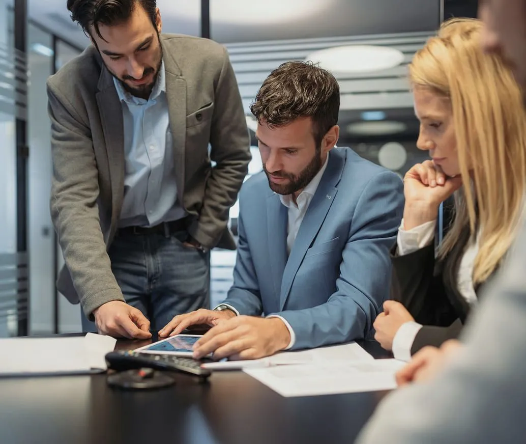 Equipo de trabajo repasando algo en una tablet