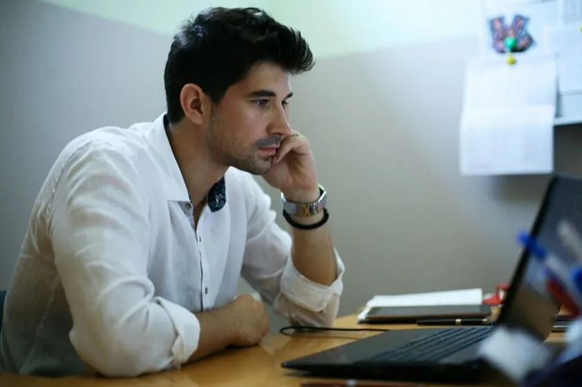 Hombre revisando facturas en su ordenador