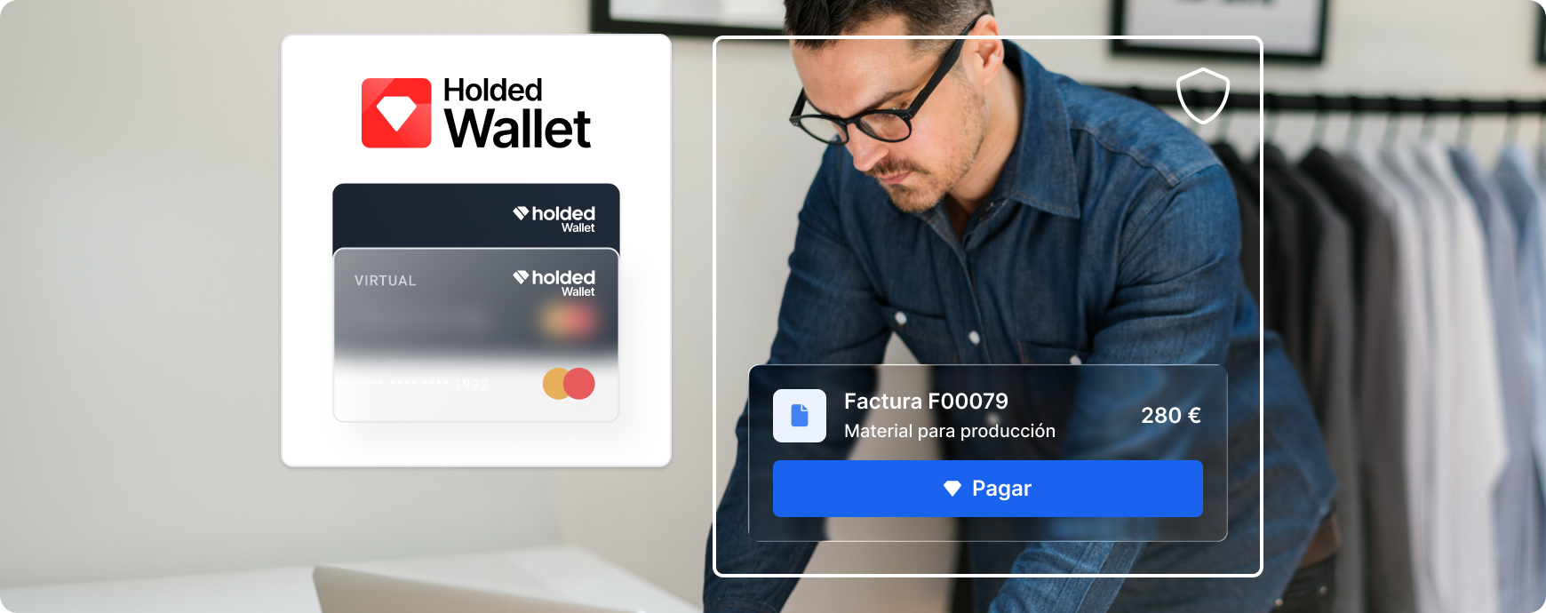 Hombre gestionando sus pagos y cobros con Holded Wallet