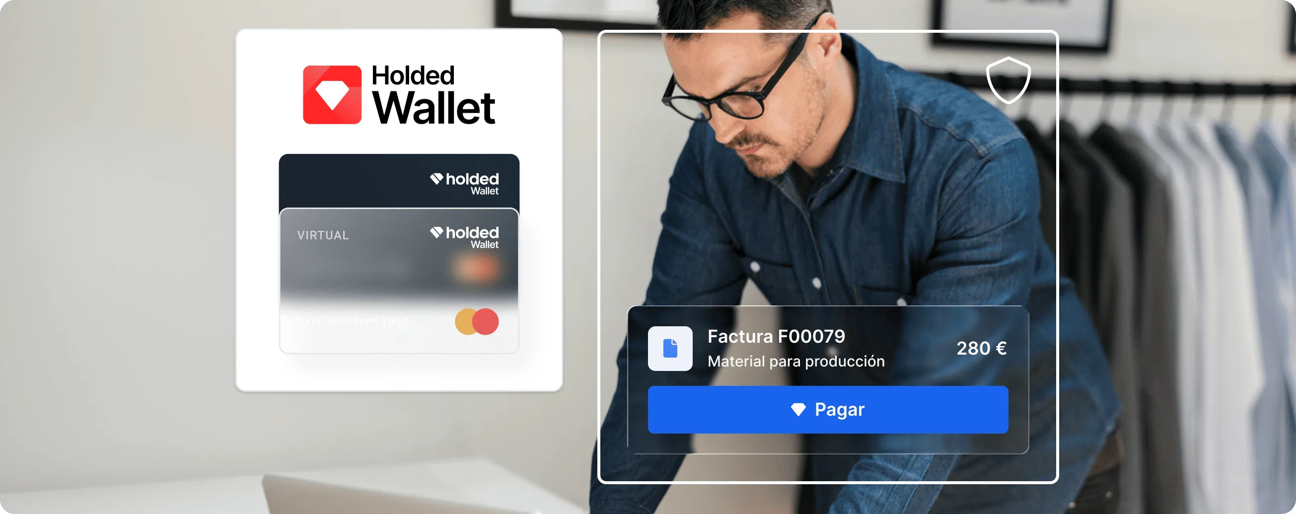 Hombre gestionando sus pagos y cobros con Holded Wallet