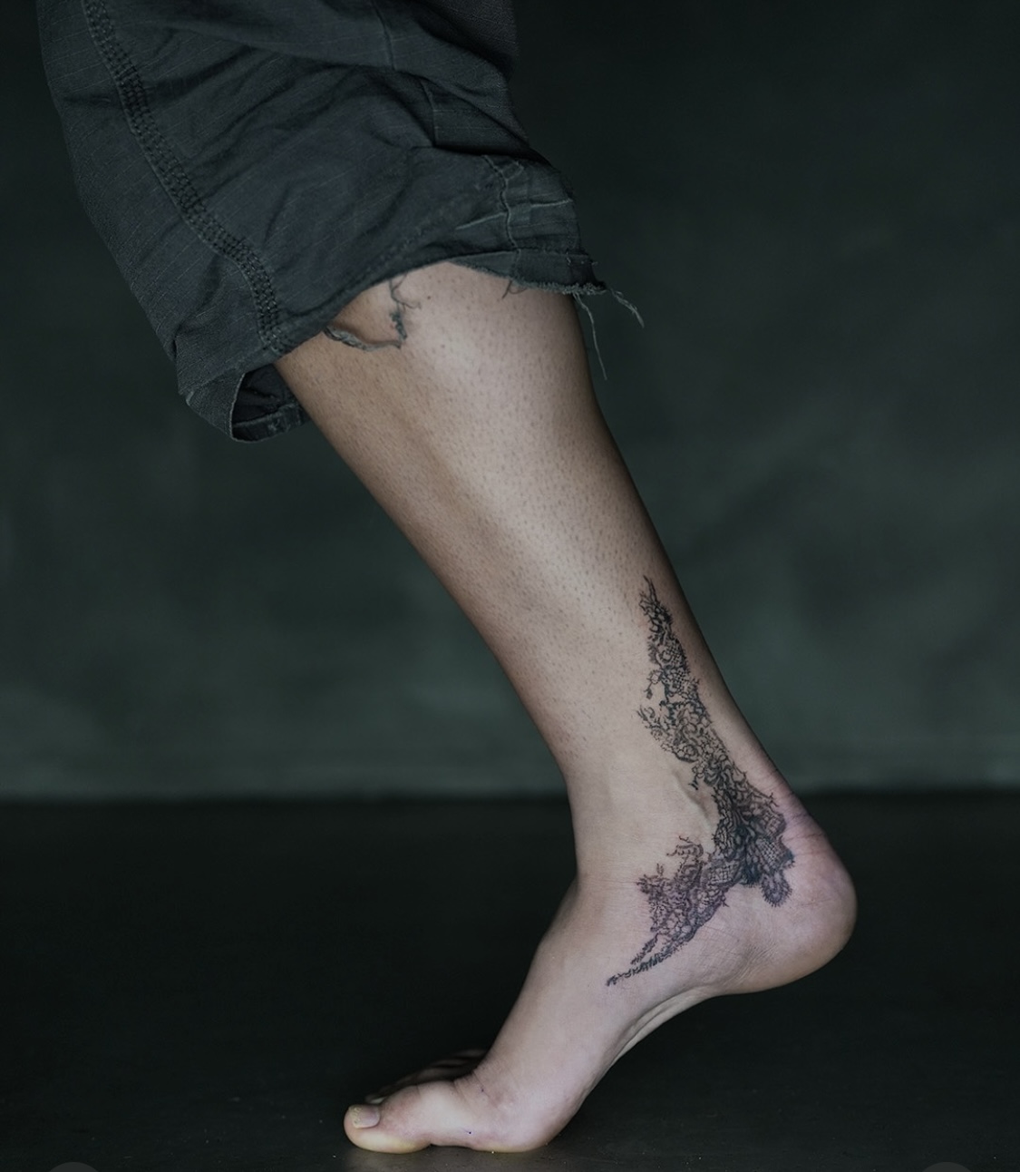 Abstraktes Wirbelsäulen-Tattoo, das den Rücken hinunterfließt, bei Transparent Plattform in Berlin.