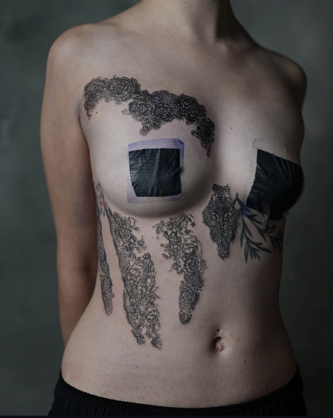 Nahaufnahme einer Hand mit filigranen Linientattoos im Transparent Plattform Tattoo Studio.