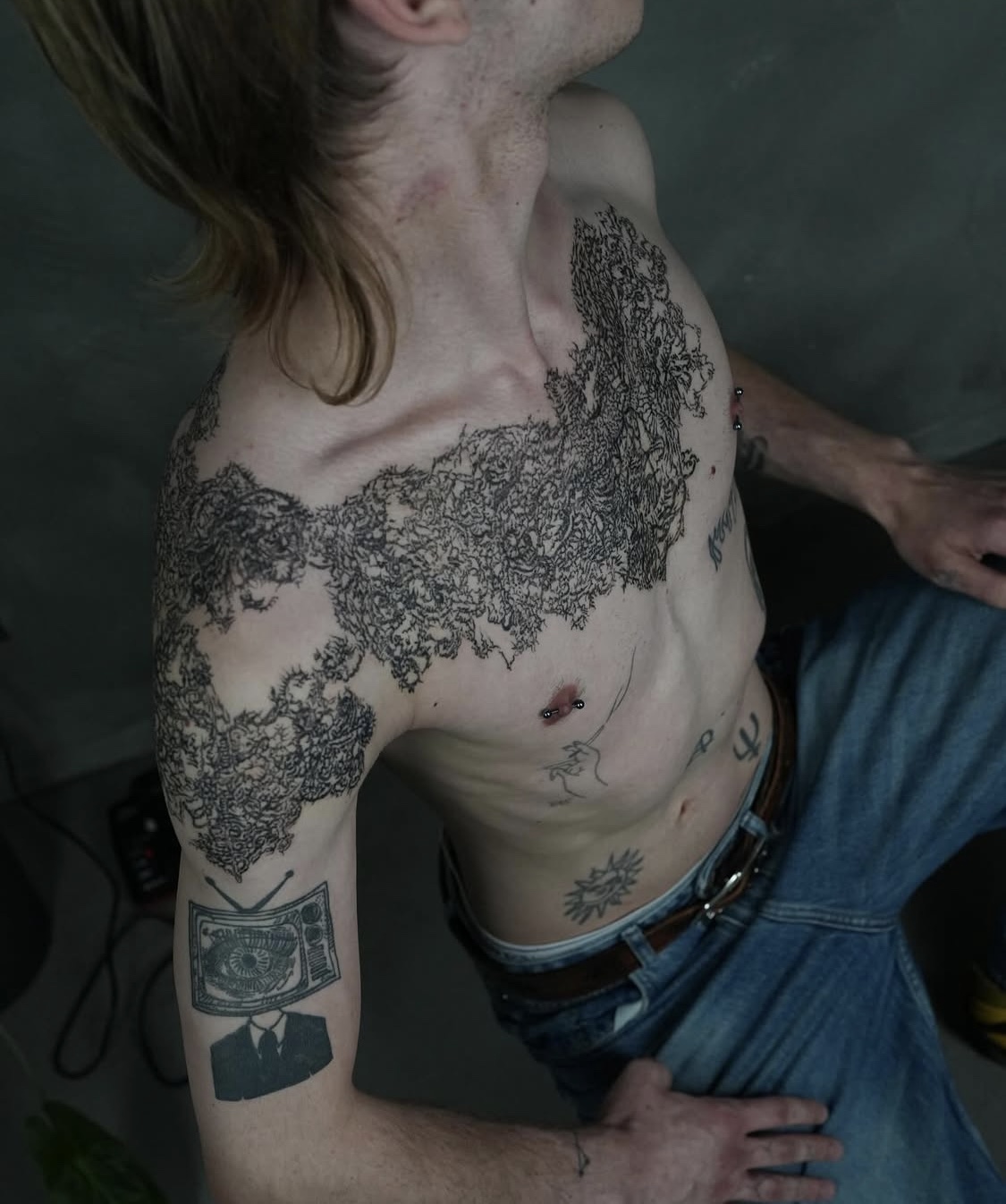 Minimalistisches Tattoo mit blauer Tinte entlang der Rippen.