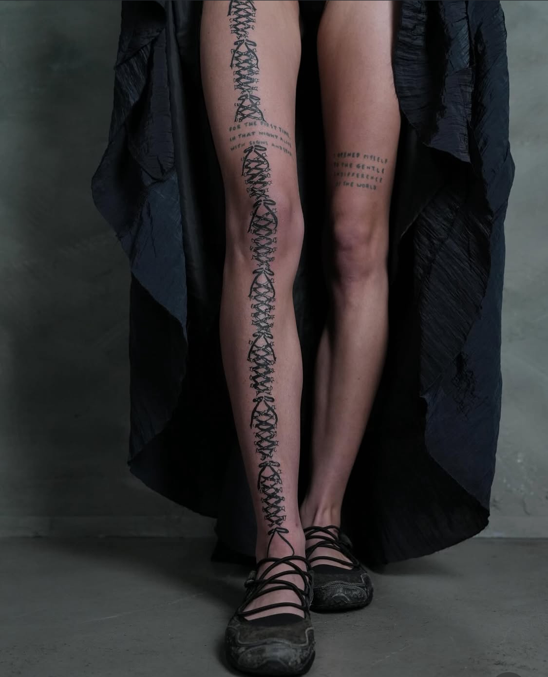 Abstraktes Wirbelsäulen-Tattoo, das den Rücken hinunterfließt, bei Transparent Plattform in Berlin.