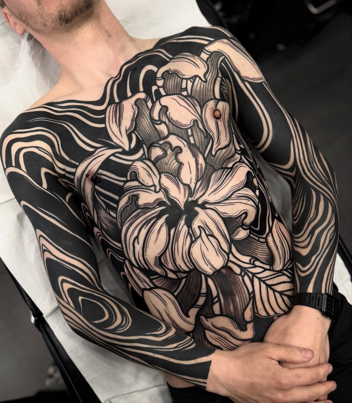 Nahaufnahme einer Hand mit filigranen Linientattoos im Transparent Plattform Tattoo Studio.