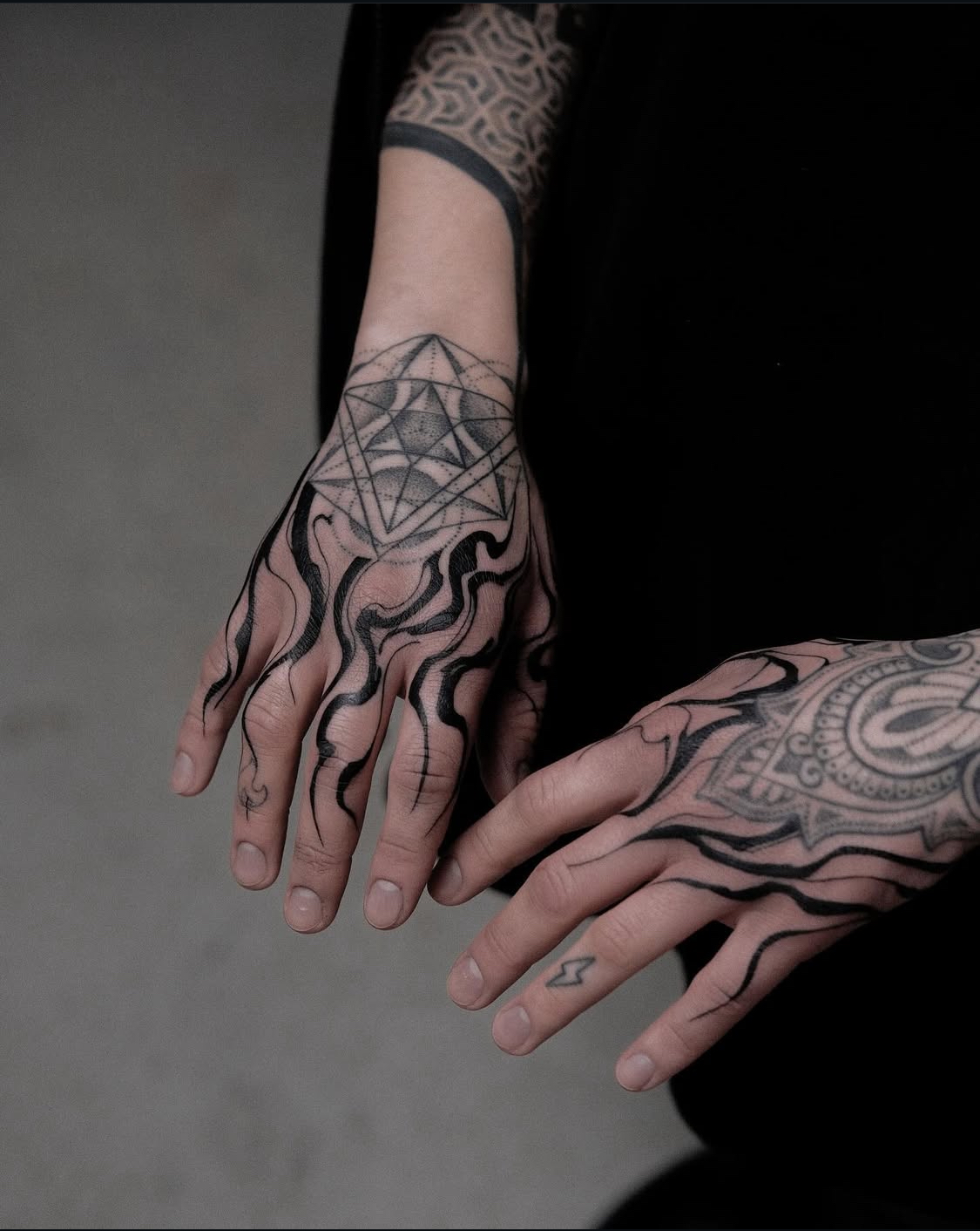 Abstraktes Wirbelsäulen-Tattoo, das den Rücken hinunterfließt, bei Transparent Plattform in Berlin.