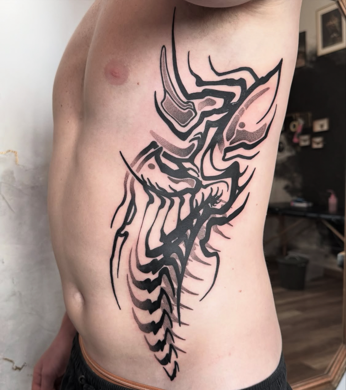 Nahaufnahme einer Hand mit filigranen Linientattoos im Transparent Plattform Tattoo Studio.