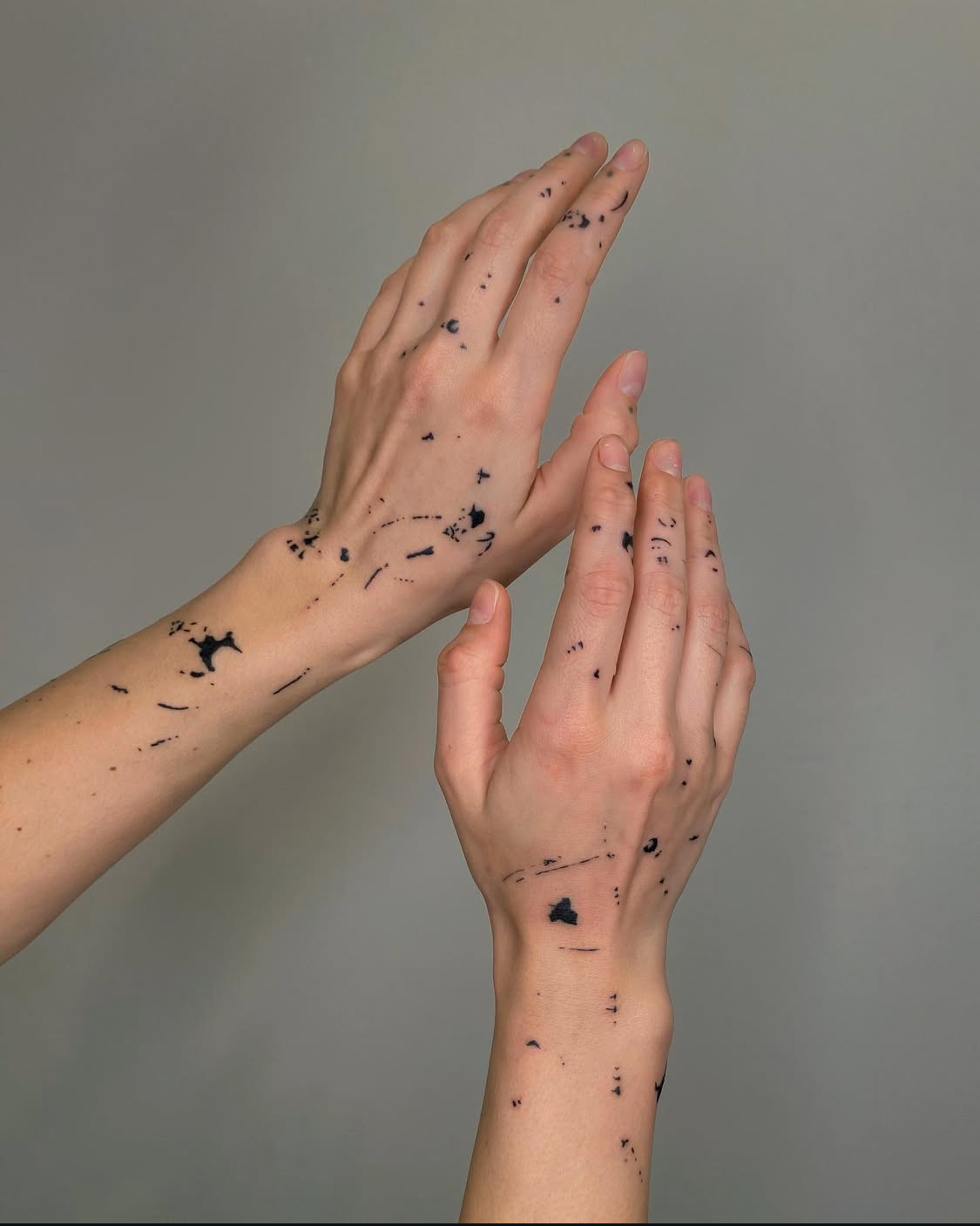 Abstraktes Wirbelsäulen-Tattoo, das den Rücken hinunterfließt, bei Transparent Plattform in Berlin.