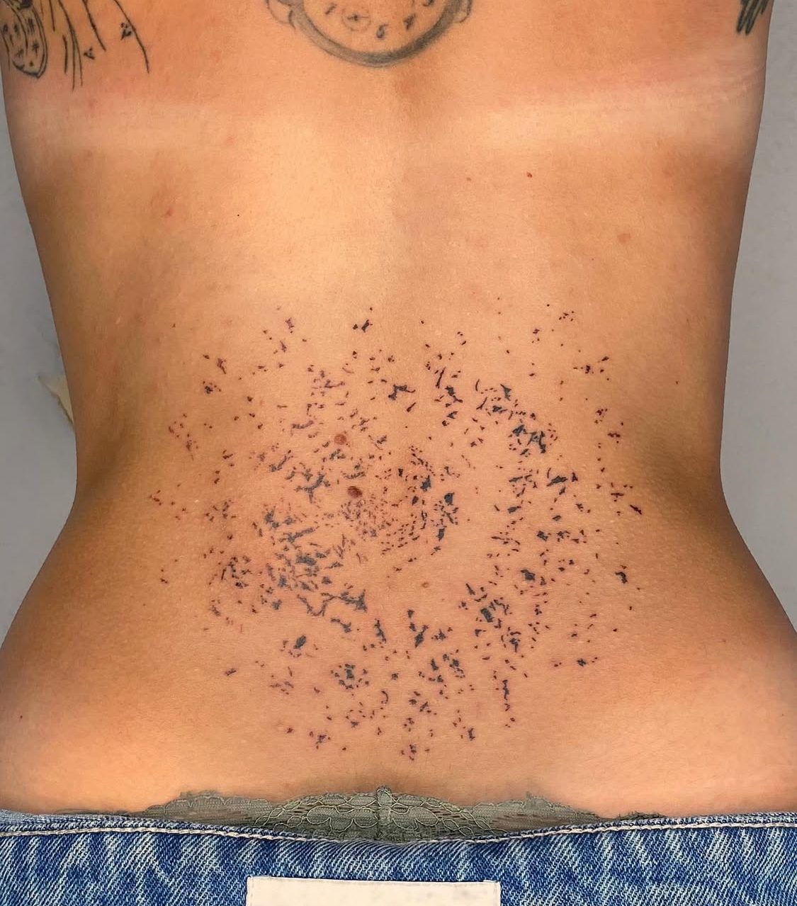 Nahaufnahme einer Hand mit filigranen Linientattoos im Transparent Plattform Tattoo Studio.