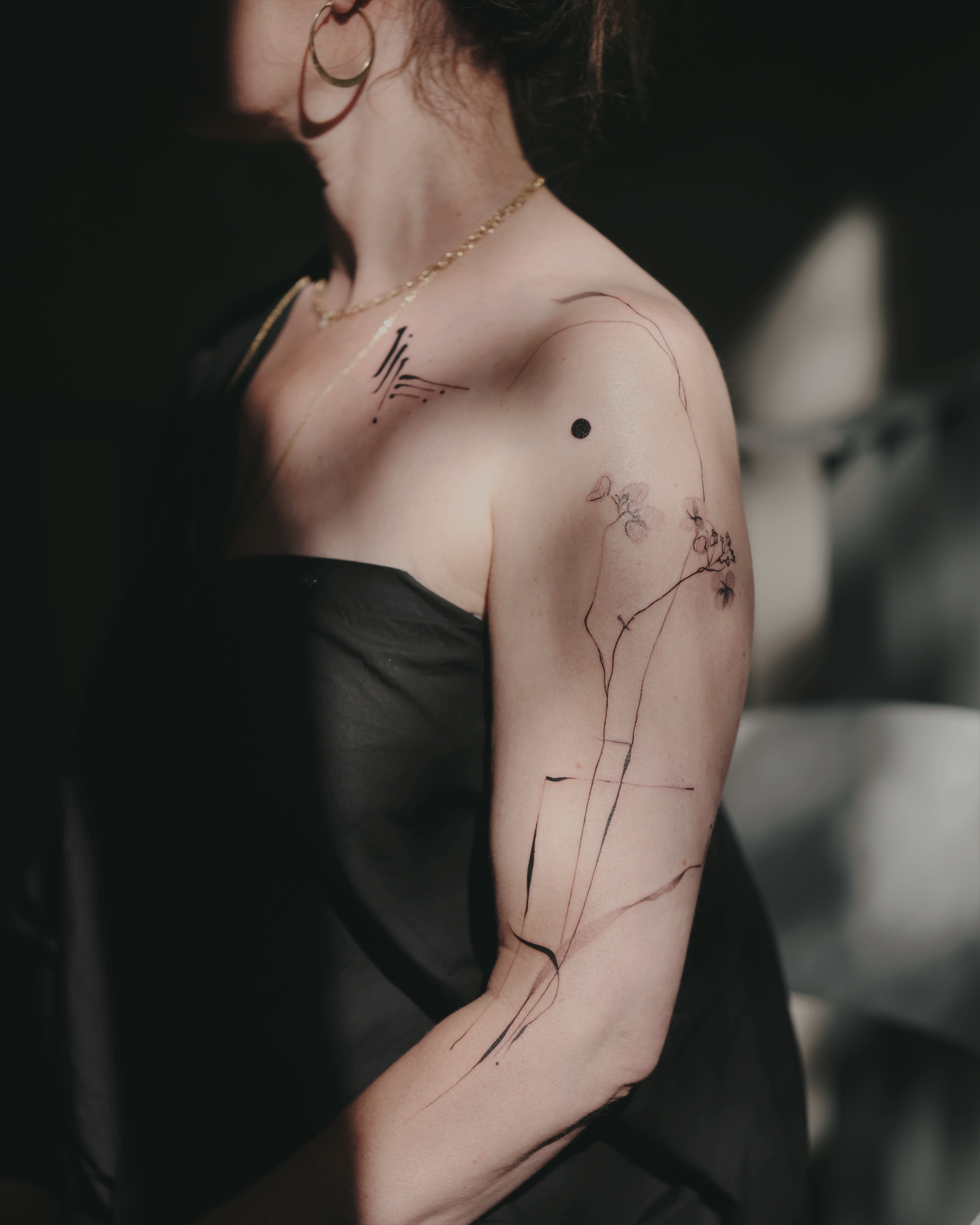 Nahaufnahme einer Hand mit filigranen Linientattoos im Transparent Plattform Tattoo Studio.