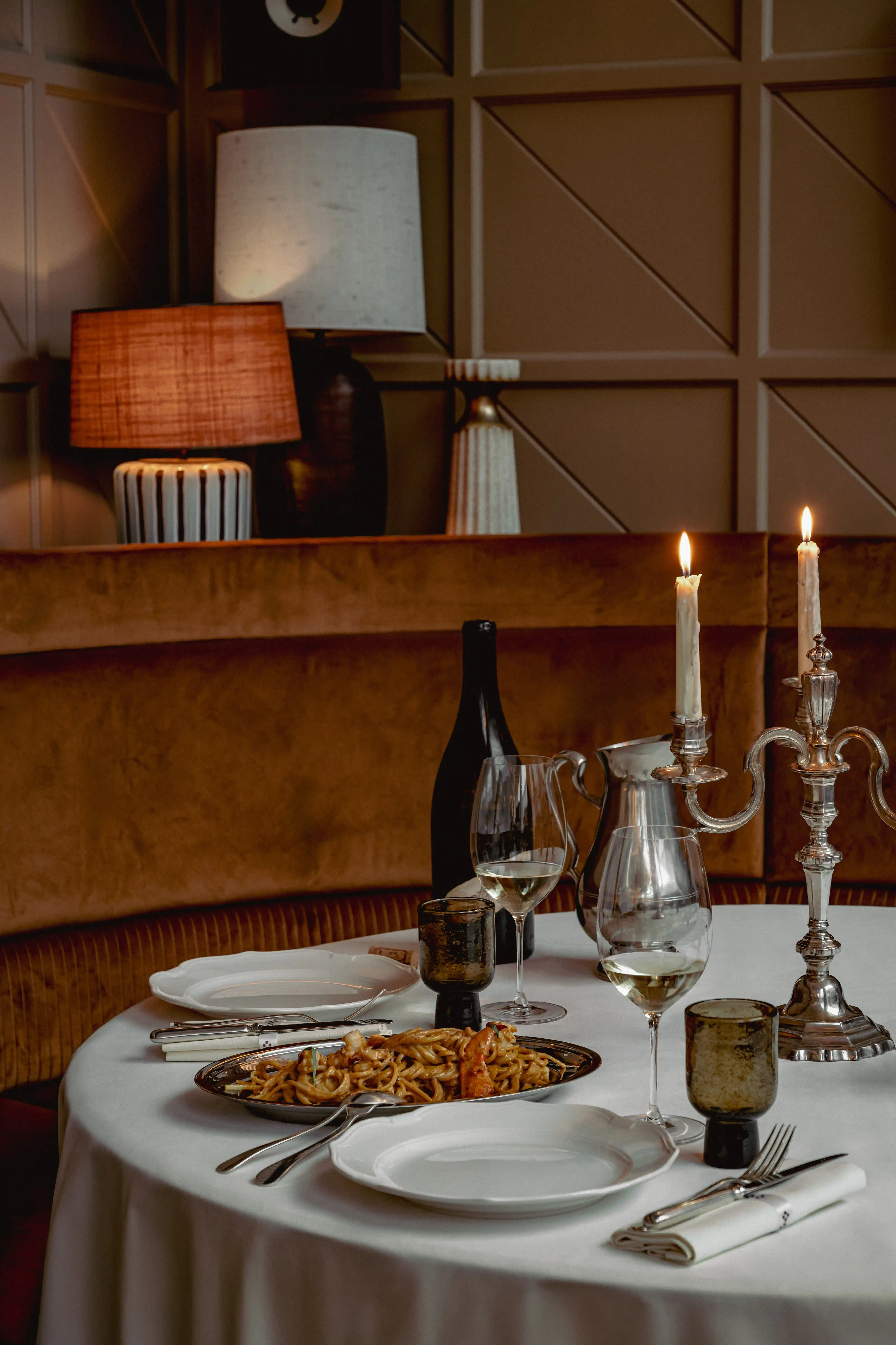 Détail élégant de l'intérieur du restaurant Temple & Chapon , Le Marais, Paris.