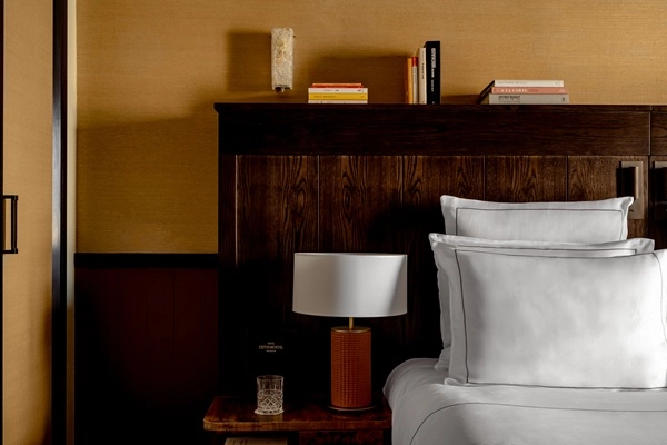 The Gift of Travel in the Experimental Marais