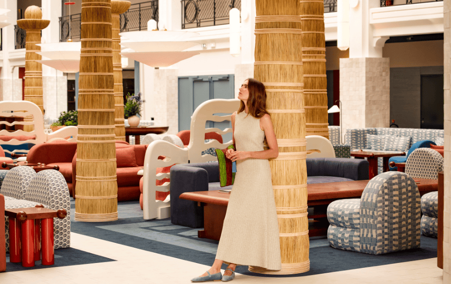 Espace lounge chic de l’Hôtel Regina Biarritz avec fauteuils design et atmosphère lumineuse