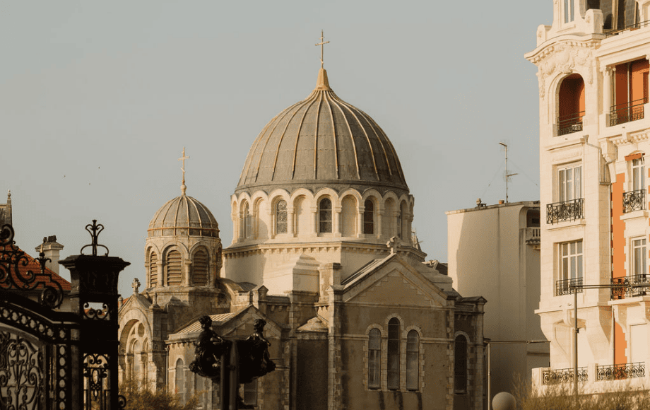 Vue sur la cathédrale orthodoxe russe de Biarritz et ses dômes