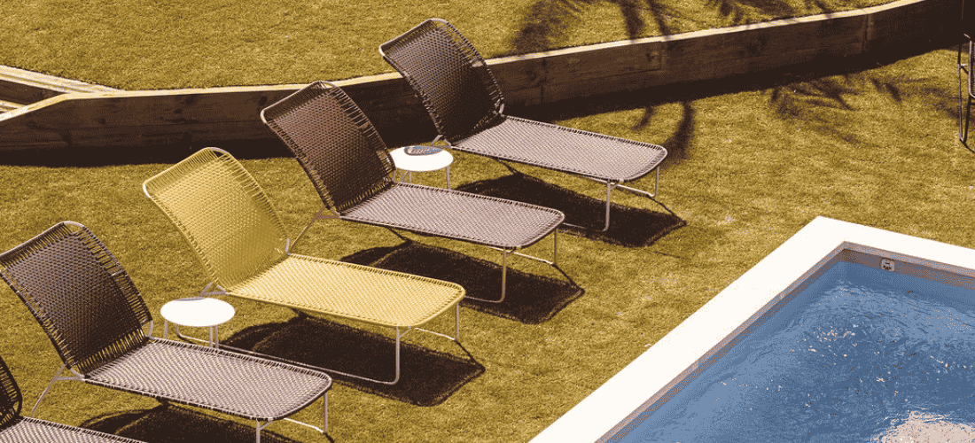 Piscine extérieure du Garage Biarritz, avec des transats