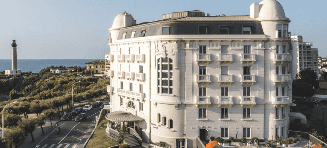 Hôtel élégant en bord de mer avec piscine extérieure et phare à proximité