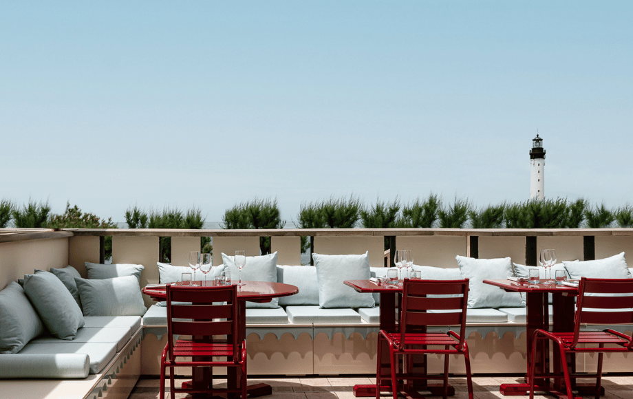 Brasserie du Regina Experimental, dans un cadre élégant mêlant art de vivre du sud, gastronomie et séjour de luxe.